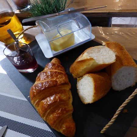 Les Petites Brosses Montbizot Exterior foto
